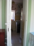 Зеленый частный сектор с видом на скалы