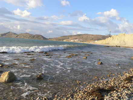 Dvuyakornaya Bay, the surf