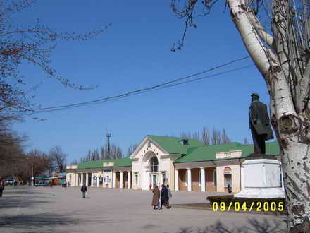 Lenin looks at the square