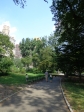Along the paths of Central Park strolling families with children